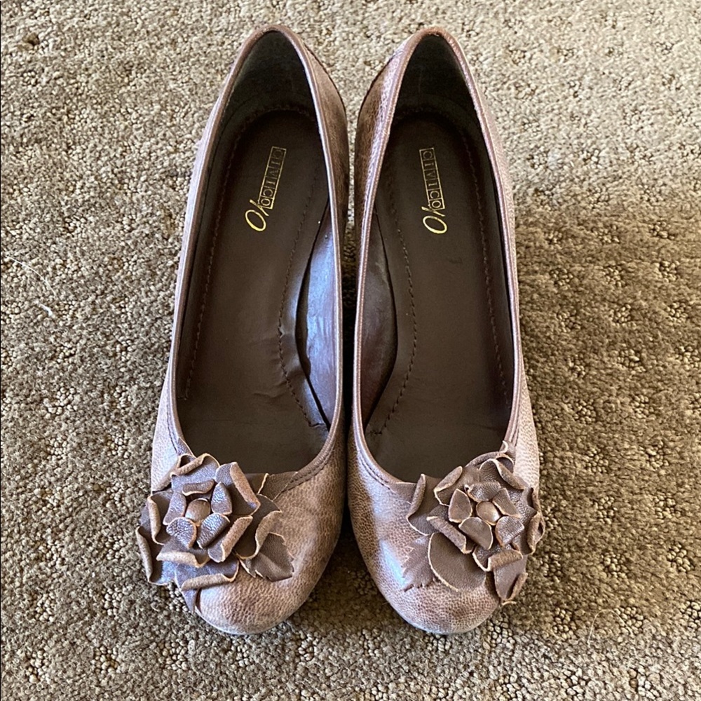 Chic Brown Heels with Floral Detail